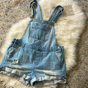 Shorts overall distressed. Size 42